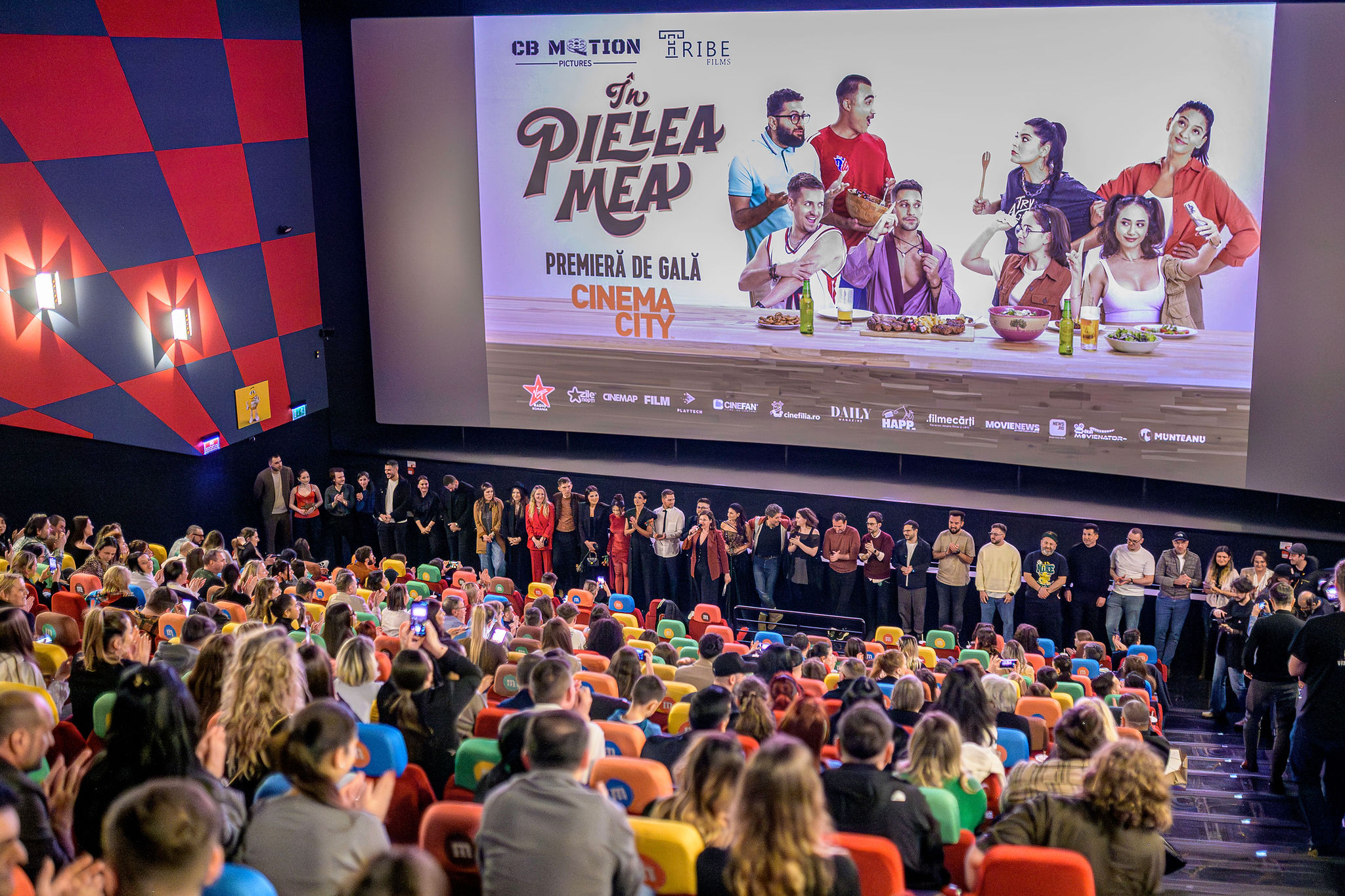 Peste 1400 de spectatori entuziaști la premiera de gală a comediei ÎN PIELEA MEA, cu: George Tănase, Ioana State, Vlad Gherman, Oana Gherman, Sergiu Costache, Azaleea Necula, Alexandra Răduță, Gabriel Vatavu, Ioana Ginghină, Daria Jane, Mihai Găinușă