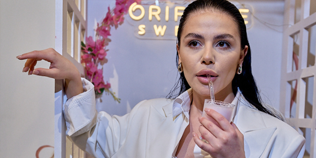 Oriflame, Face of Oriflame, creator economy Romania, influenceri beauty, venituri din social media, marketing afiliat, creatori romani, colaborari Oriflame